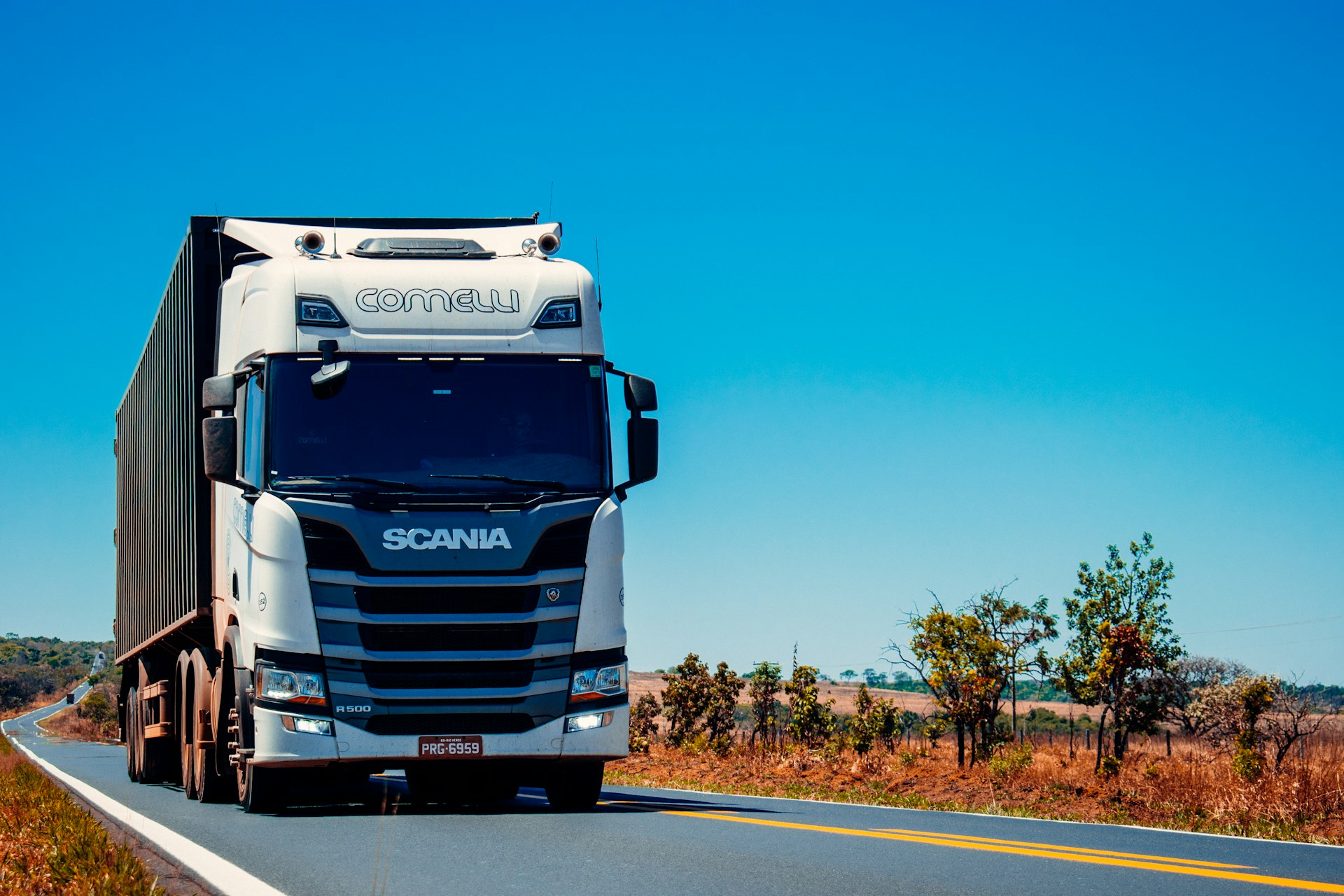 Freight forwarding truck and cargo transport